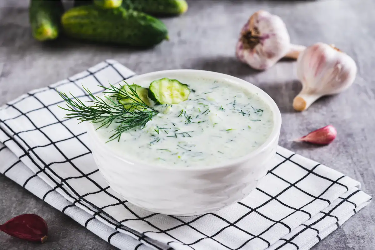 Salsa Tzatziki con pepino, ajo y eneldo con kéfir en un tazón sobre la mesa