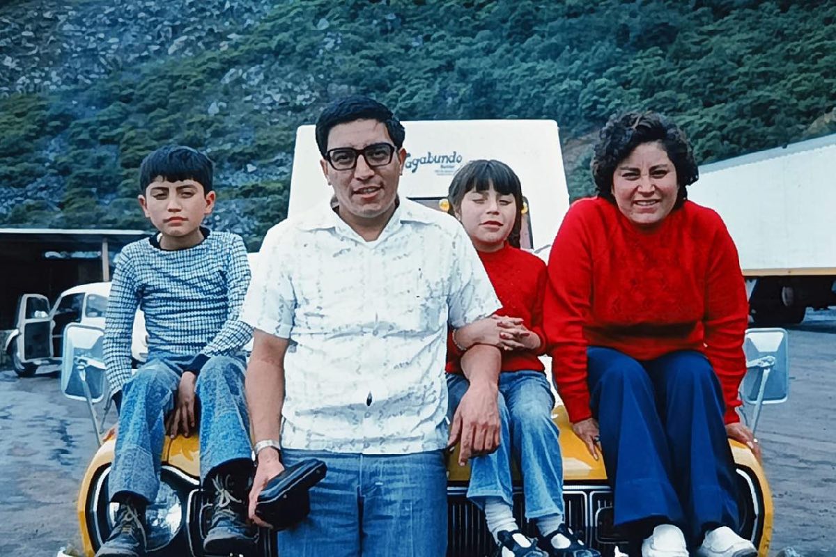 Alberto Alonzo, con su esposa y dos de sus hijos
