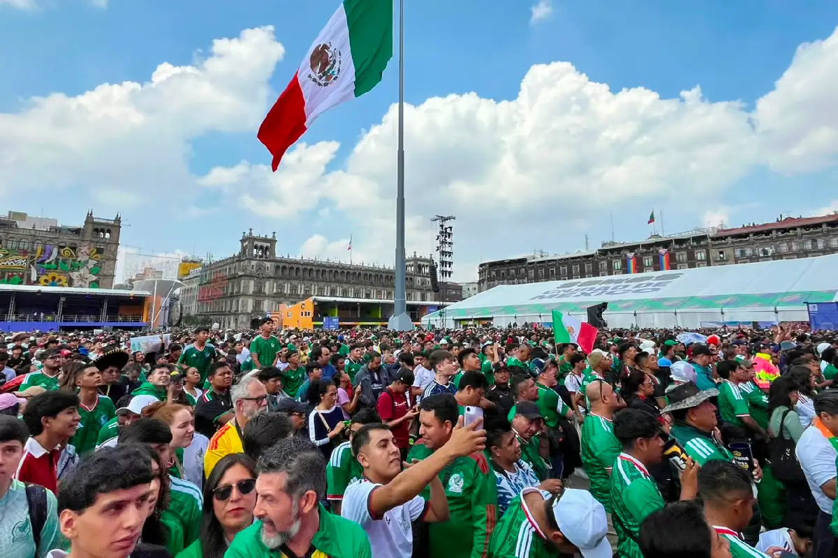 Miles de aficionados llegan al FIFA Fan Fest del Zócalo
