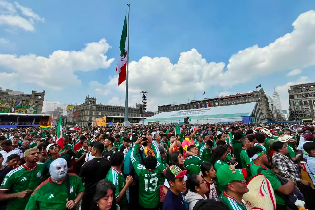 Miles de aficionados llegan al FIFA Fan Fest del Zócalo