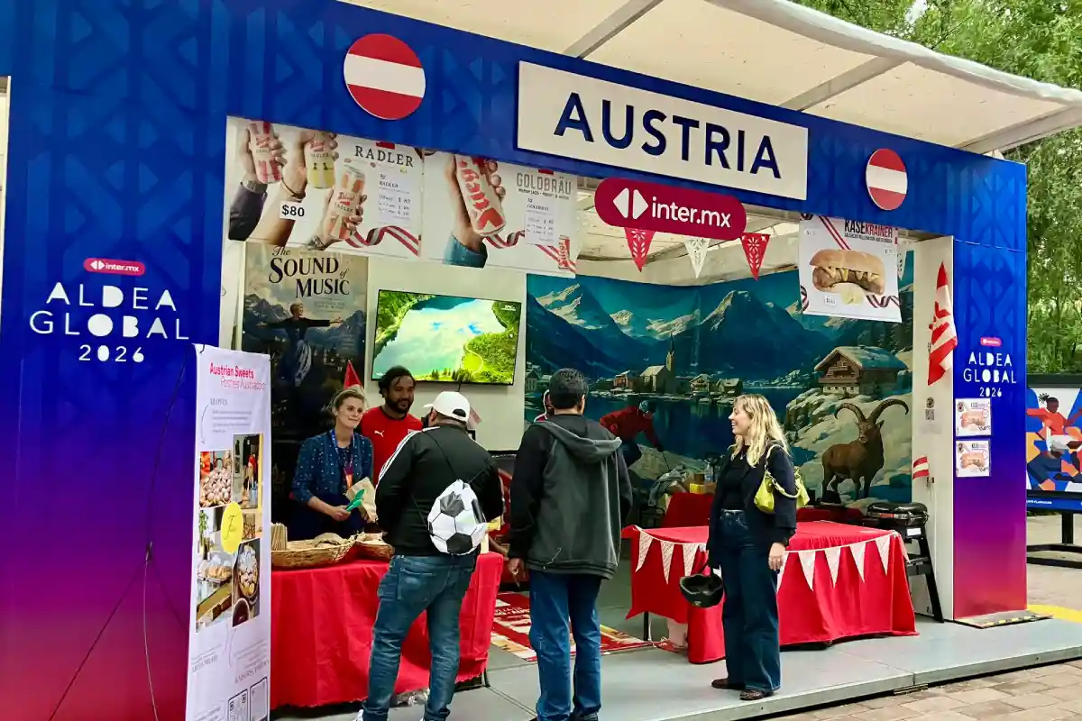 Stand de Austria con personas afuera