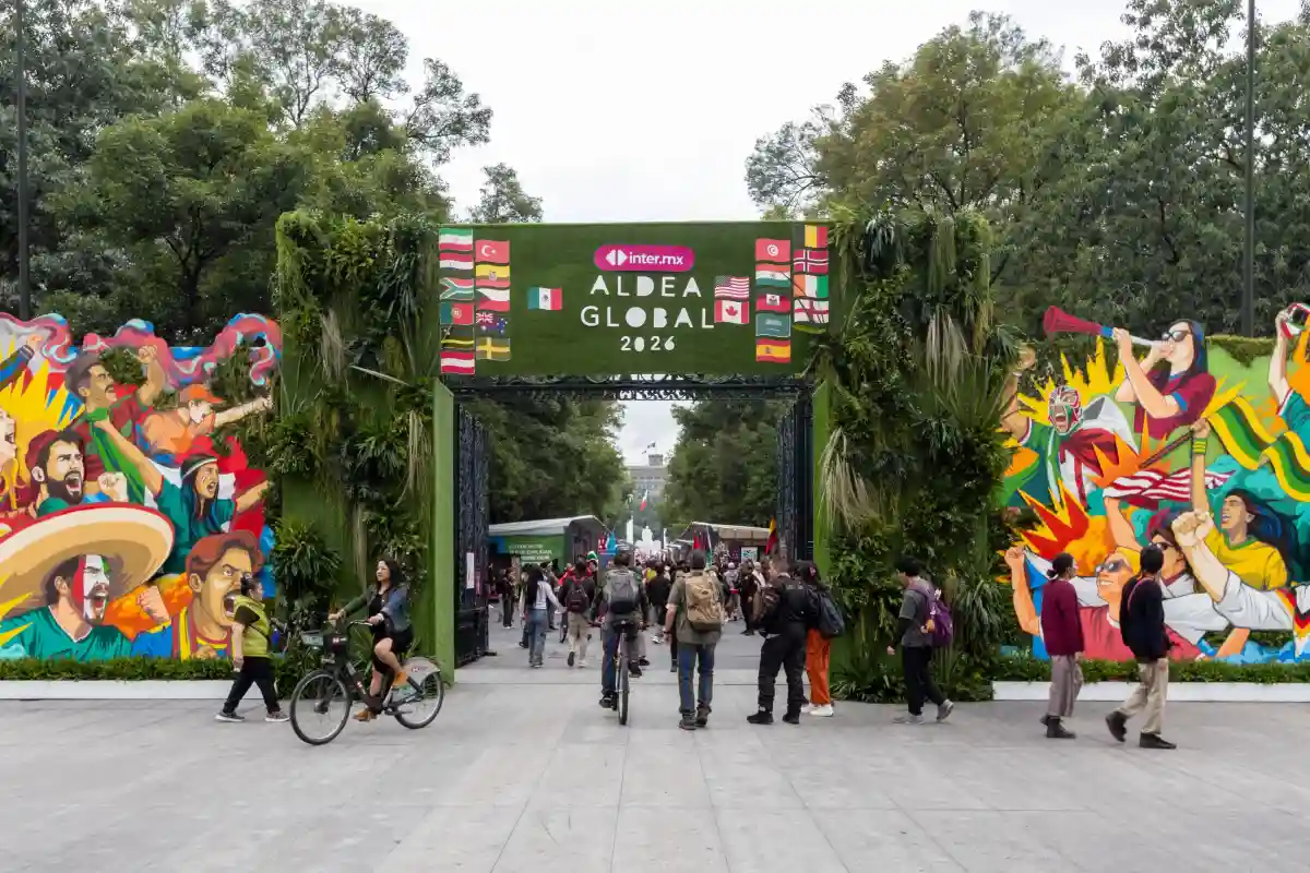 Exterior del Bosque de Chapultepec con un mural de aficionados por el Mundial 2026