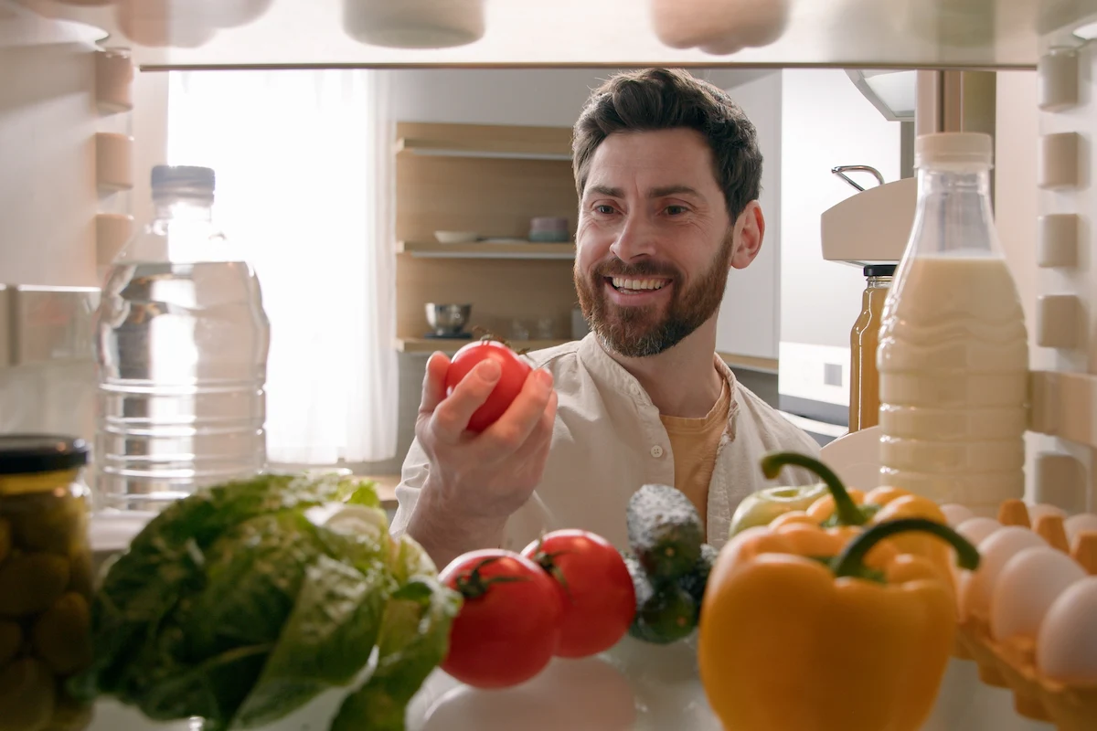 frutas y verduras en el refrigerador