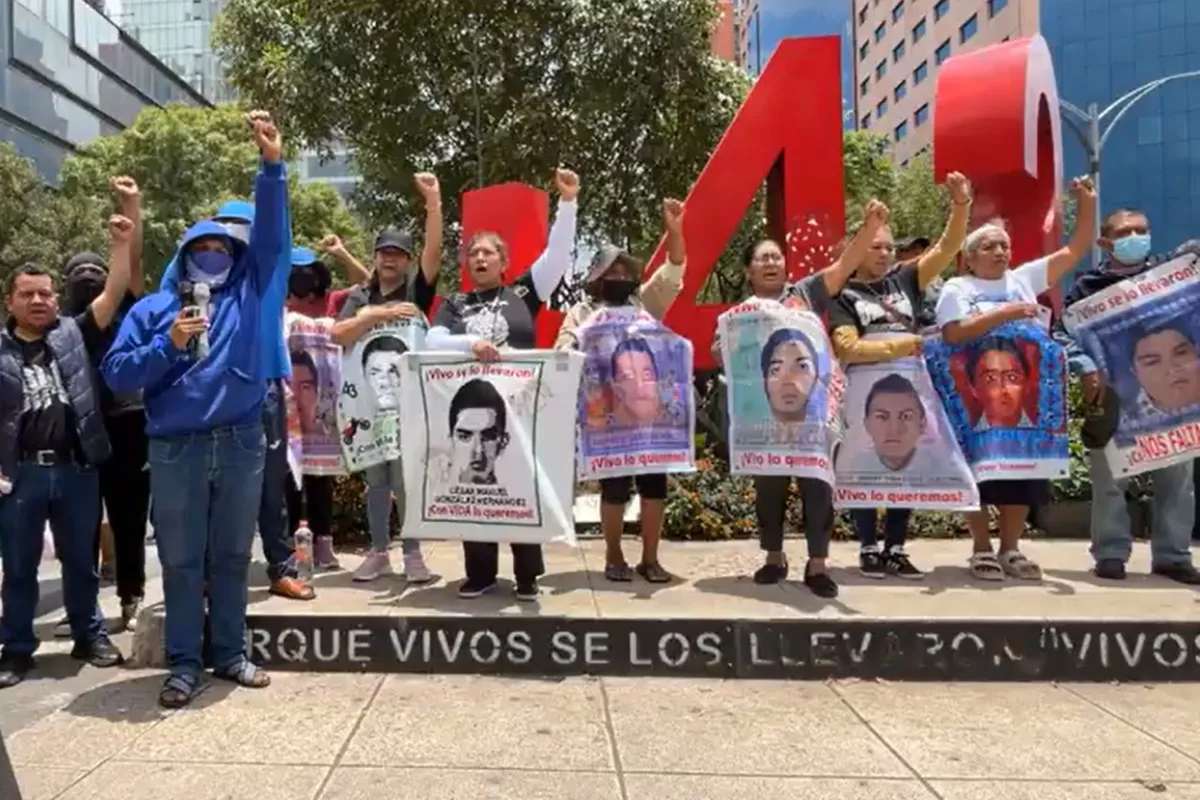 Padres de los 43 de Ayotzinapa denuncian cerco policial en Tlalpan que frustró mitin y diálogo con autoridades