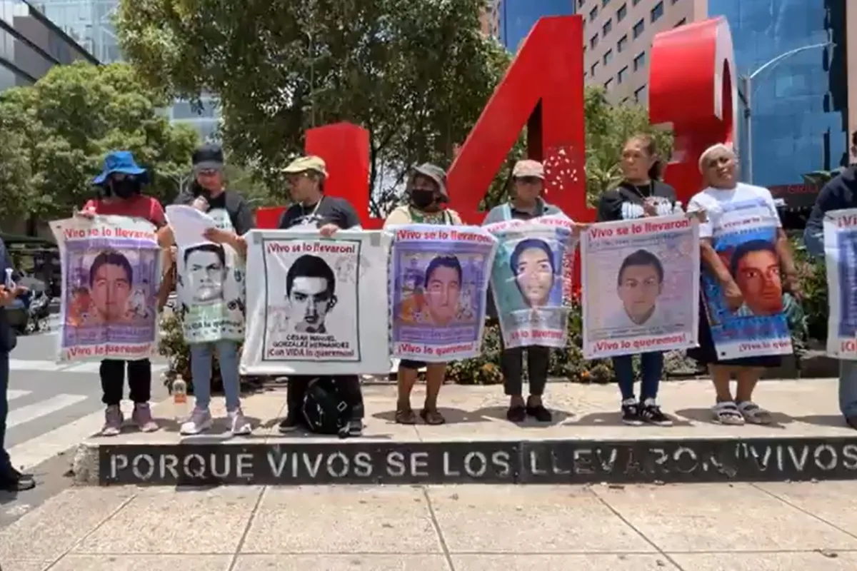 Padres de los 43 de Ayotzinapa denuncian cerco policial en Tlalpan que frustró mitin y diálogo con autoridades