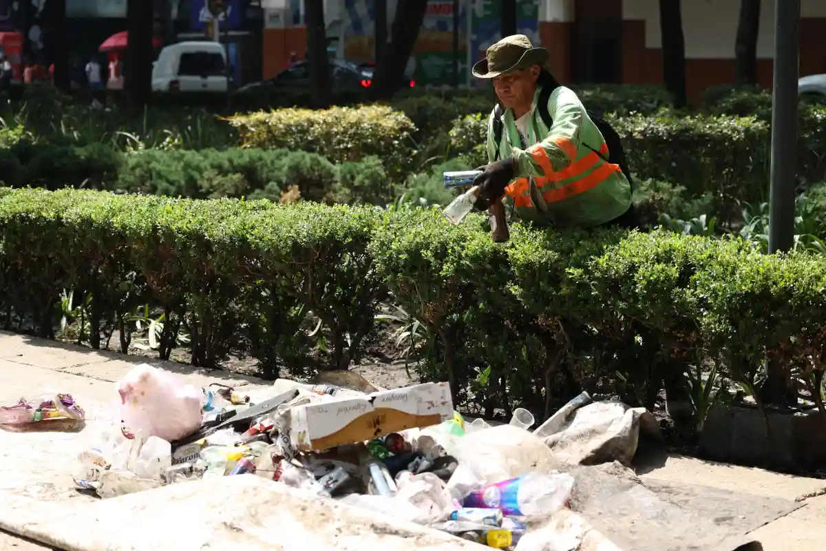 Trabajadores de limpieza de la CDMX recogiendo residuos de basura sobre Reforma
