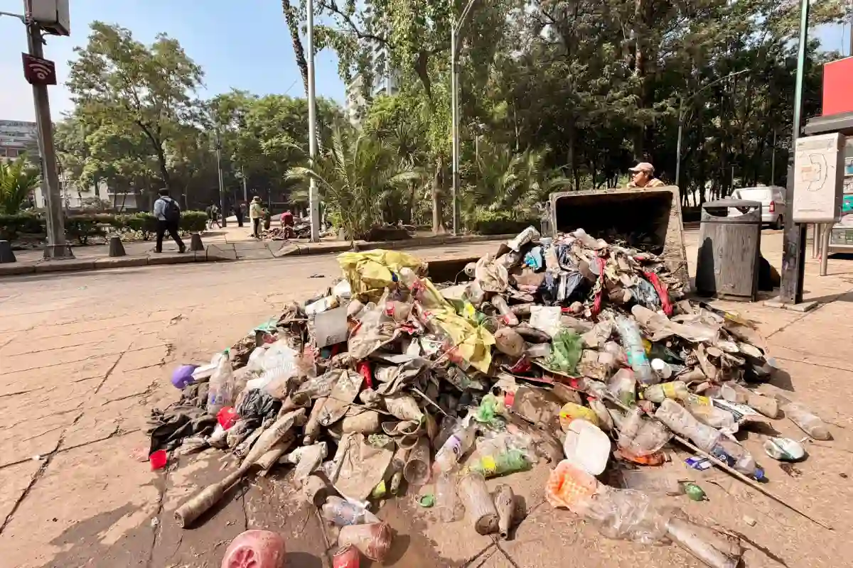 Sobre la calle hay montones de residuos de basura