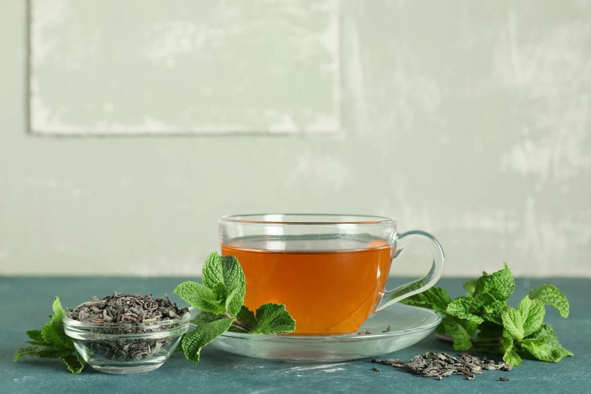 té de hierbabuena en una taza