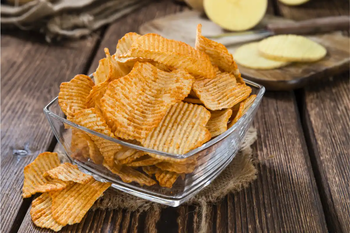 Recipiente lleno de papas con chile
