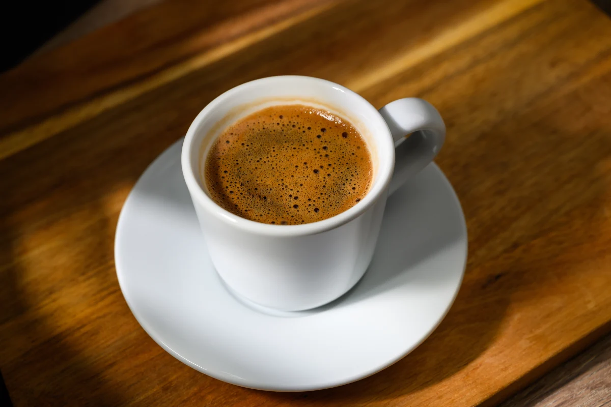 Taza de café en fondo de madera