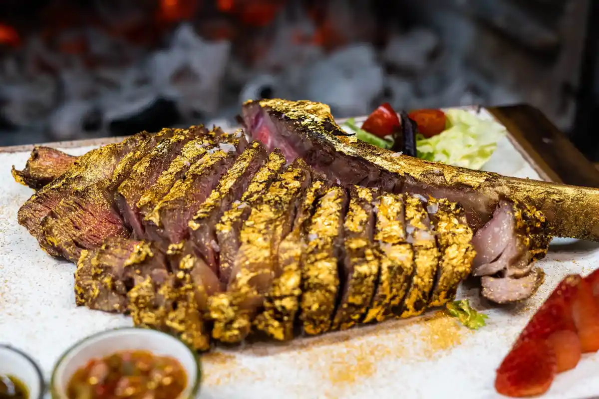 Corte de carne jugosa bañada con oro