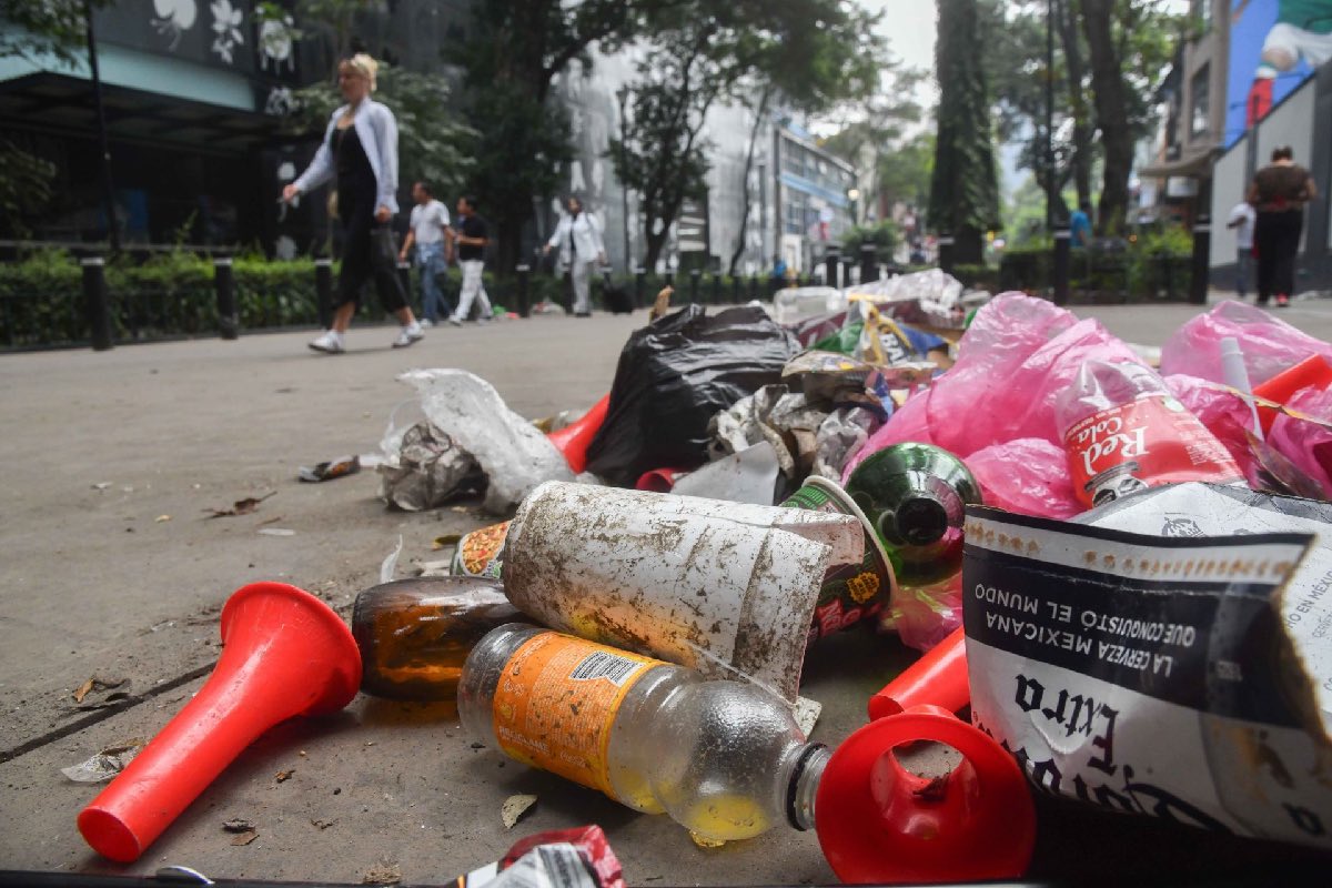 Altas concentraciones de basura quedaron en la Glorieta de los Insurgentes luego del festejo de aficionados por el triunfo de México ante Corea