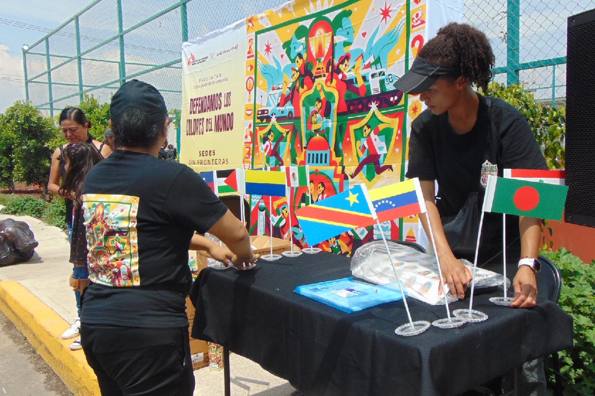 Niñas y niños hicieron fila para registrarse, se pusieron sus uniformes, y jugaron futbol