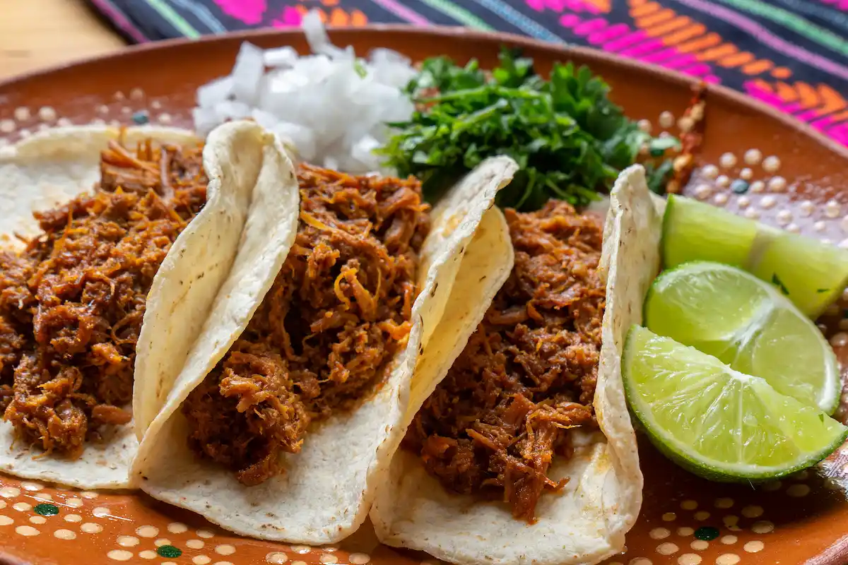 tacos de chilorio en un plato