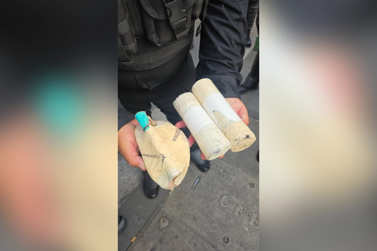 CNTE instala plantón en 20 de noviembre al no poder llegar al Zócalo; enfrentamiento con policías deja al menos dos heridos