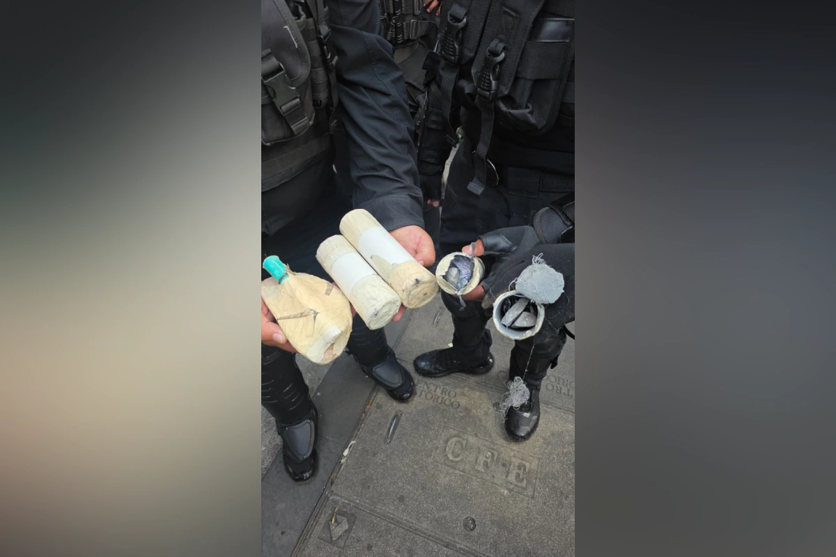 CNTE instala plantón en 20 de noviembre al no poder llegar al Zócalo; enfrentamiento con policías deja al menos dos heridos