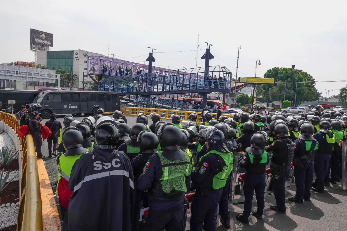 Refuerzan seguridad en el AICM ante posible protesta de la CNTE; mesa de negociación de magisterio y autoridades está en receso