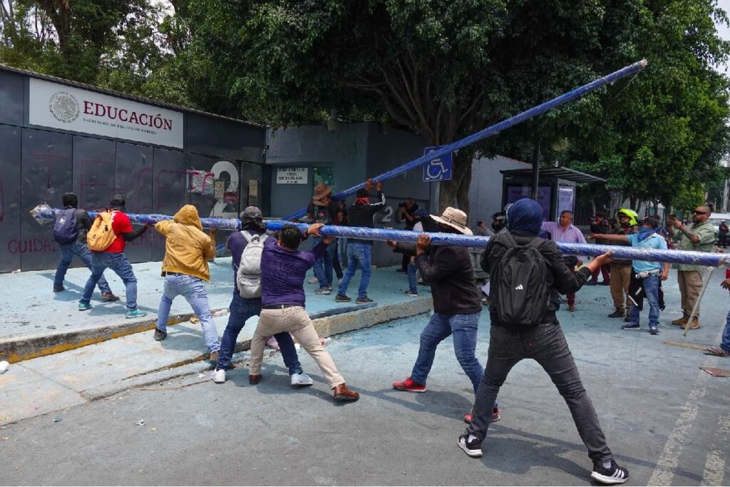 En la SEP, el punto más tenso de la jornada de protestas de la CNTE.
