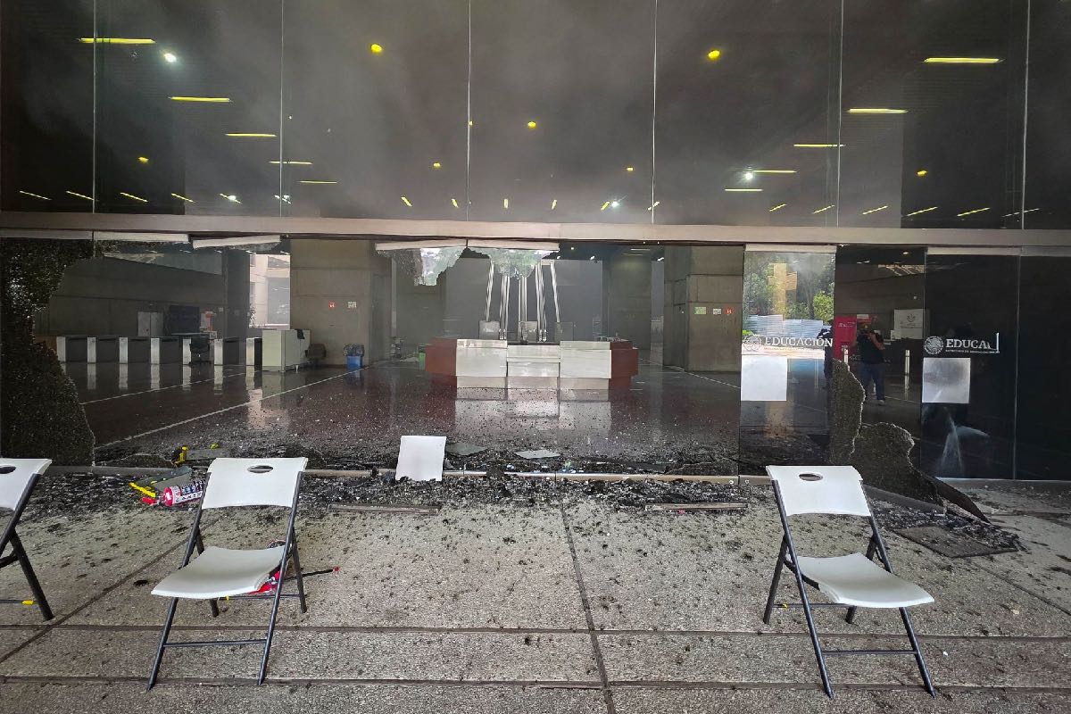 Los docentes golpearon puertas, rompieron cristales y realizaron pintas