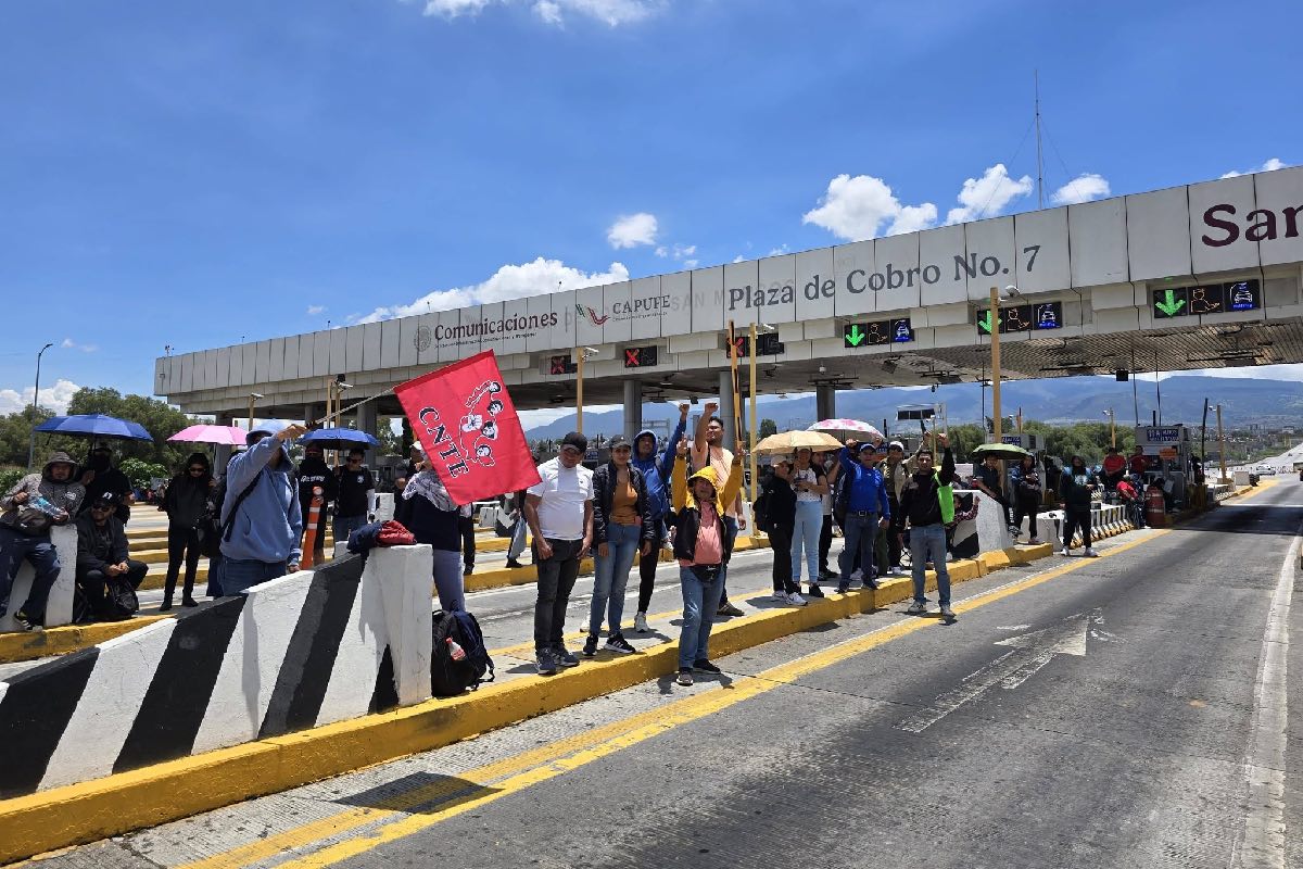 Integrantes de la Coordinadora Nacional de Trabajadores de la Educación tomaron casetas de cobro