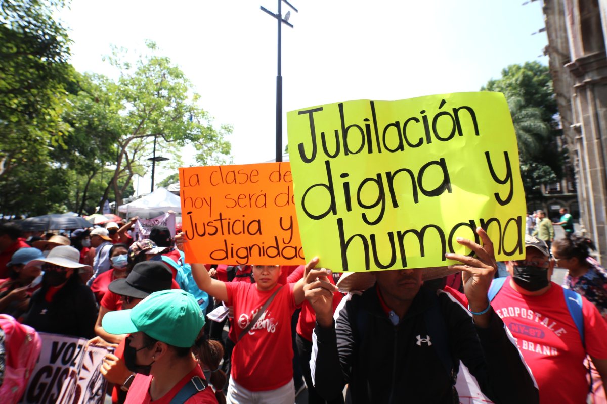 Integrantes de CNTE protestan.
