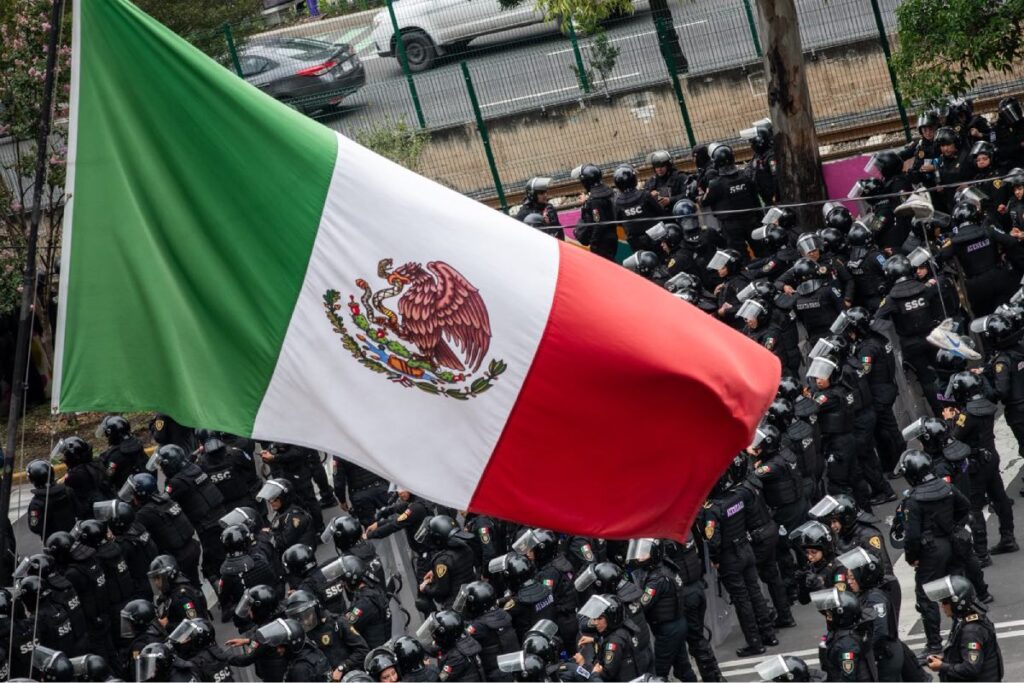 La CNTE marchó al Estadio Azteca en el noveno día de paro nacional, sin embargo, su avance fue detenido por un operativo de seguridad