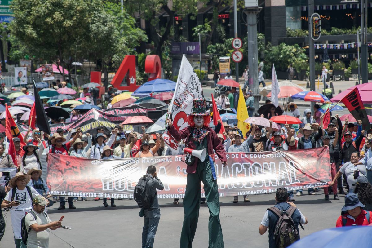 A su paso los docentes encontraron calles cerradas, accesos restringidos y cercos policiales