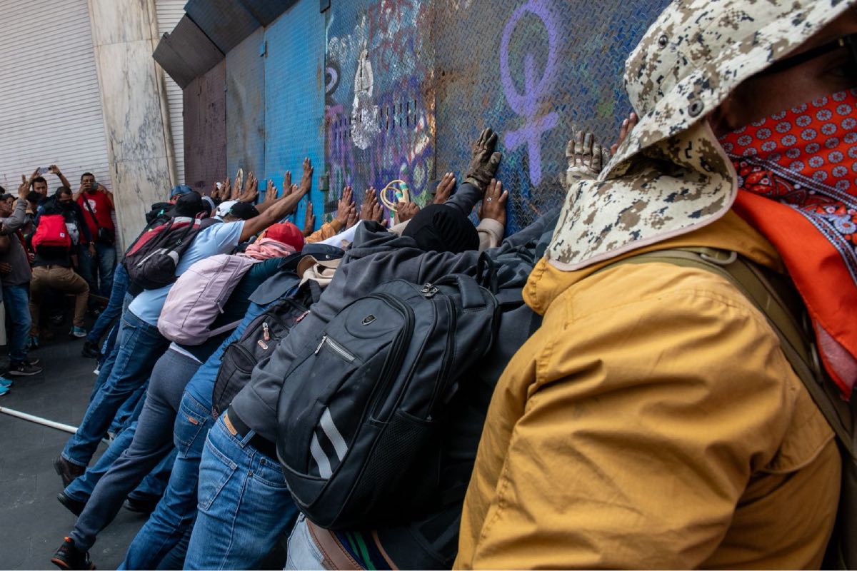 Frente a los maestros se levantó un muro de vallas custodiadas por decenas de policías