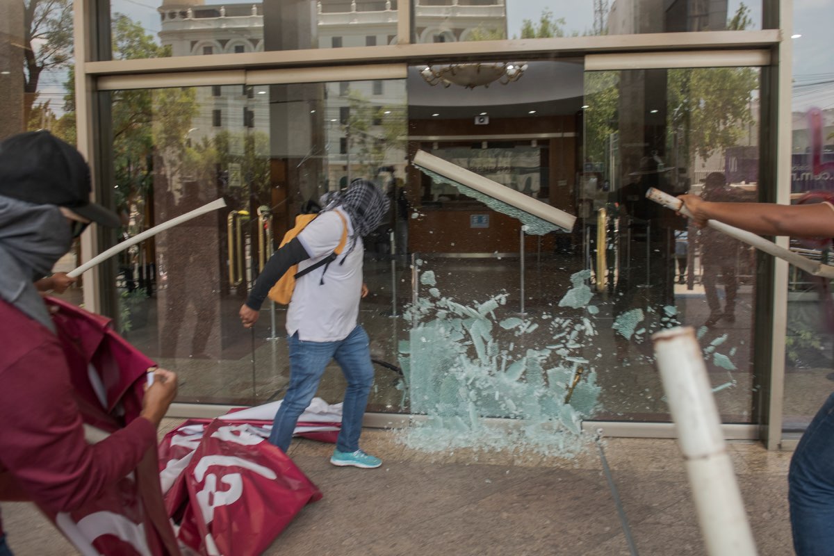 Un grupo de manifestantes descargó golpes de mazo y tubo contra el inmueble