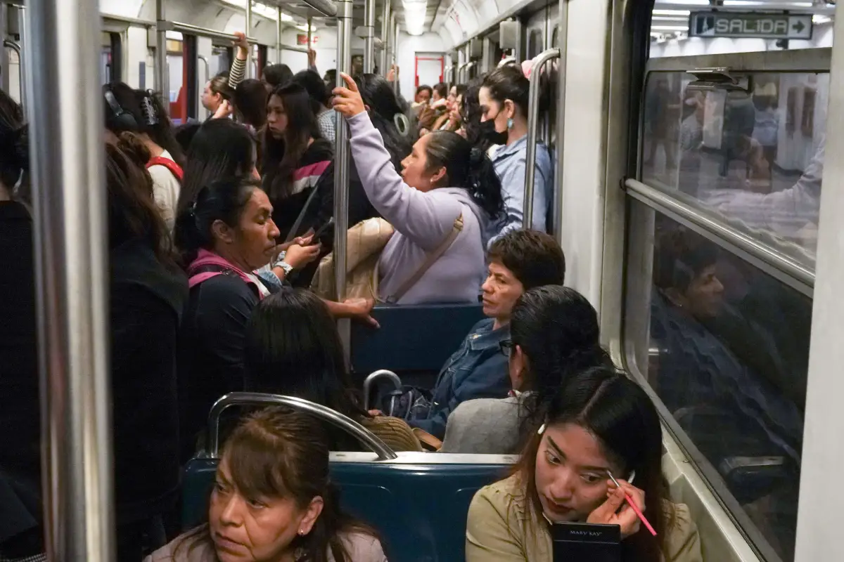 Usuarios que transitan por el Sistema de Transporte Colectivo Metro como parte de su rutina diaria para llegar a sus destinos