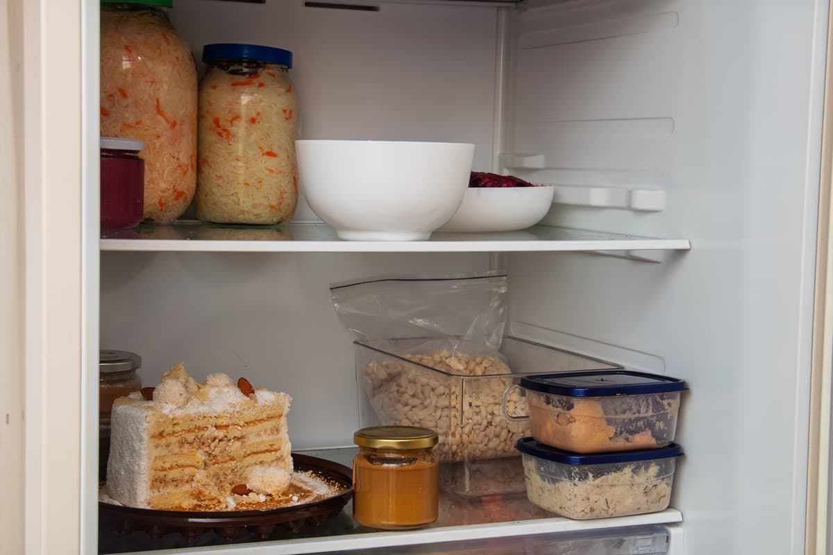 Interior de un refrigerador con sobras de comida en su interior