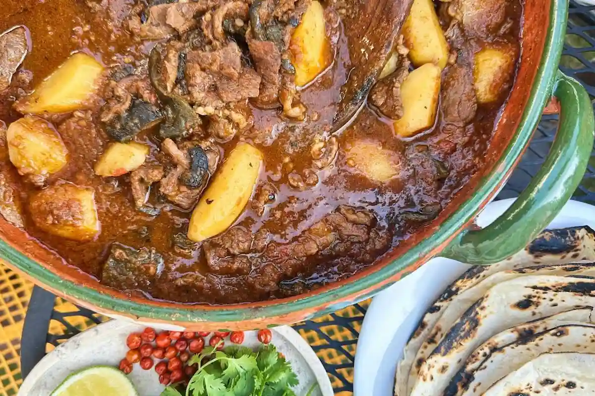 guisado con res, papa, rajas, tomate y chile