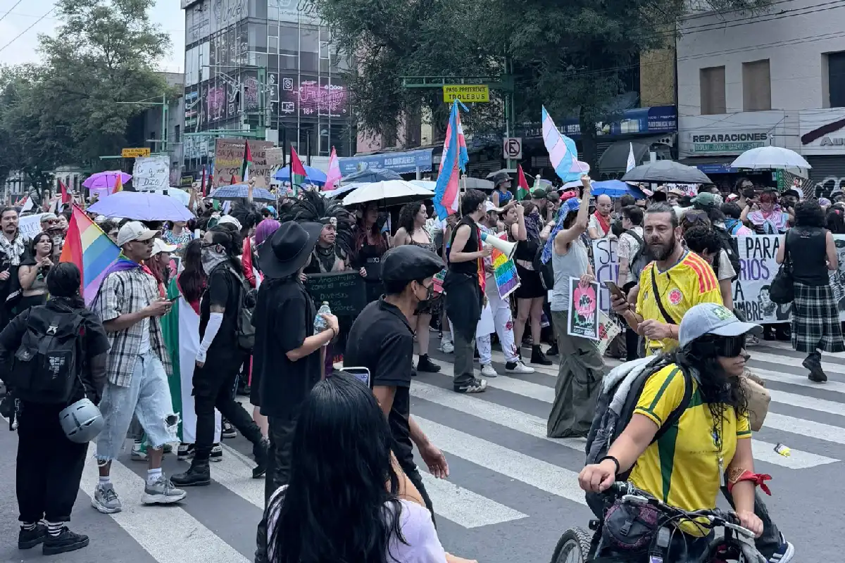 Encapsularon contramarcha del Orgullo tras pintas y daños de personas con el rostro cubierto; tras diálogo, continuó hacia Segob