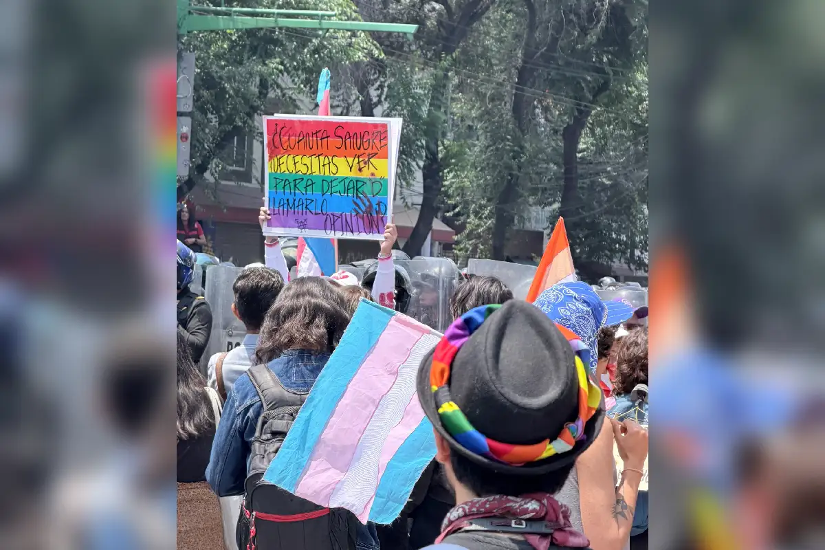 Encapsularon contramarcha del Orgullo tras pintas y daños de personas con el rostro cubierto; tras diálogo, continuó hacia Segob