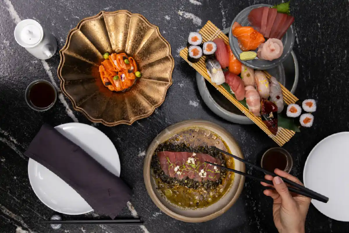 mesa con platillos japoneses