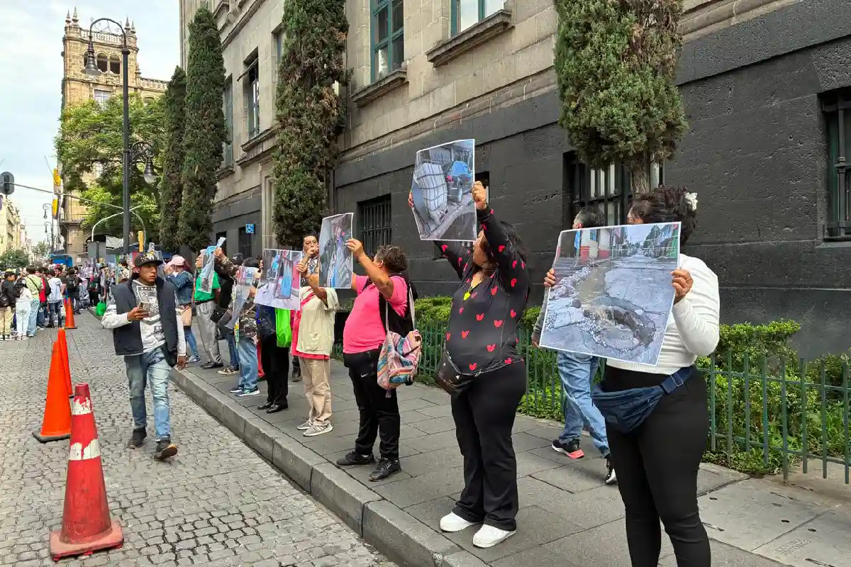 Habitantes de Ecatepec realizan cadena humana en la Corte para exigir una resolución sobre desabasto de agua