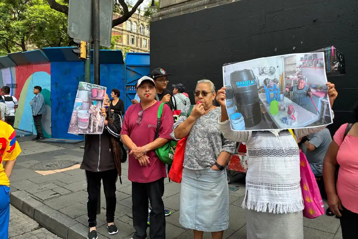 Habitantes de Ecatepec realizan cadena humana en la Corte para exigir una resolución sobre desabasto de agua