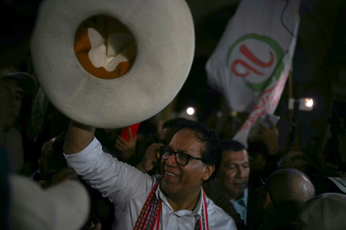 Elección presidencial de Perú: con 98% del escrutinio y mil 600 votos de diferencia, candidato de izquierda pide recuento total