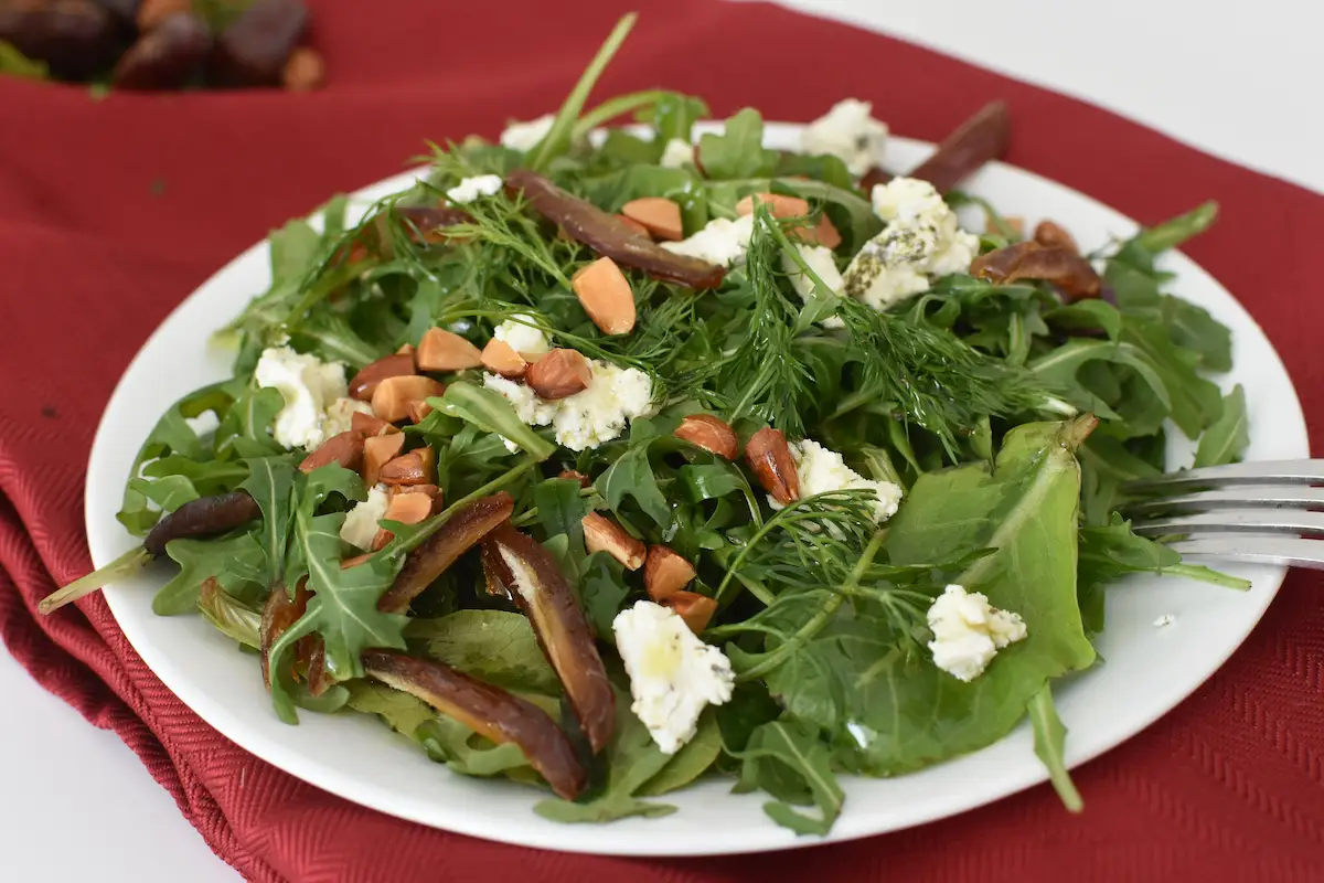 ensalada de hojas verdes con dátiles y frutos secos