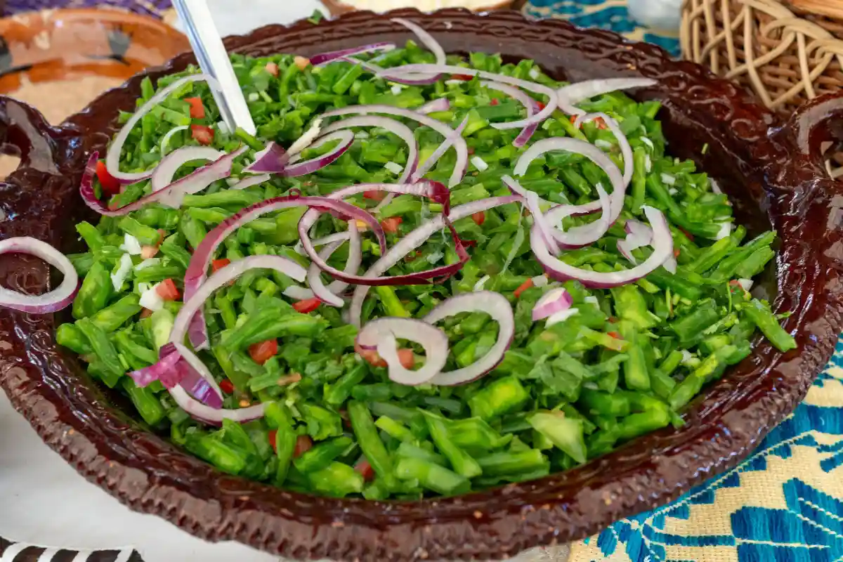 Deliciosa ensalada de nopales con cebolla. Plato de cocina tradicional mexicana