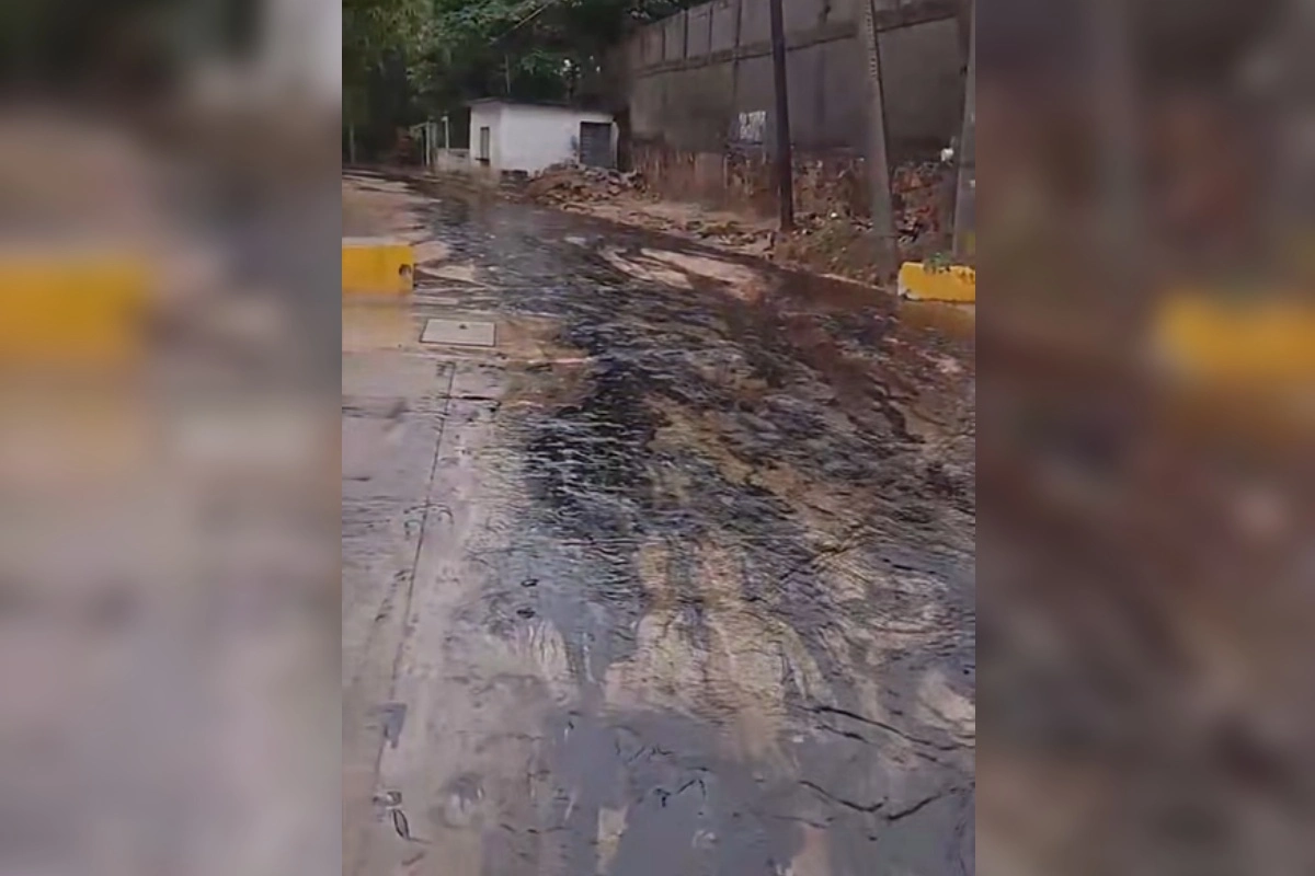 Pemex contiene fuga de combustóleo en ducto de Salina Cruz; Protección Civil de Oaxaca descarta riesgos para la población