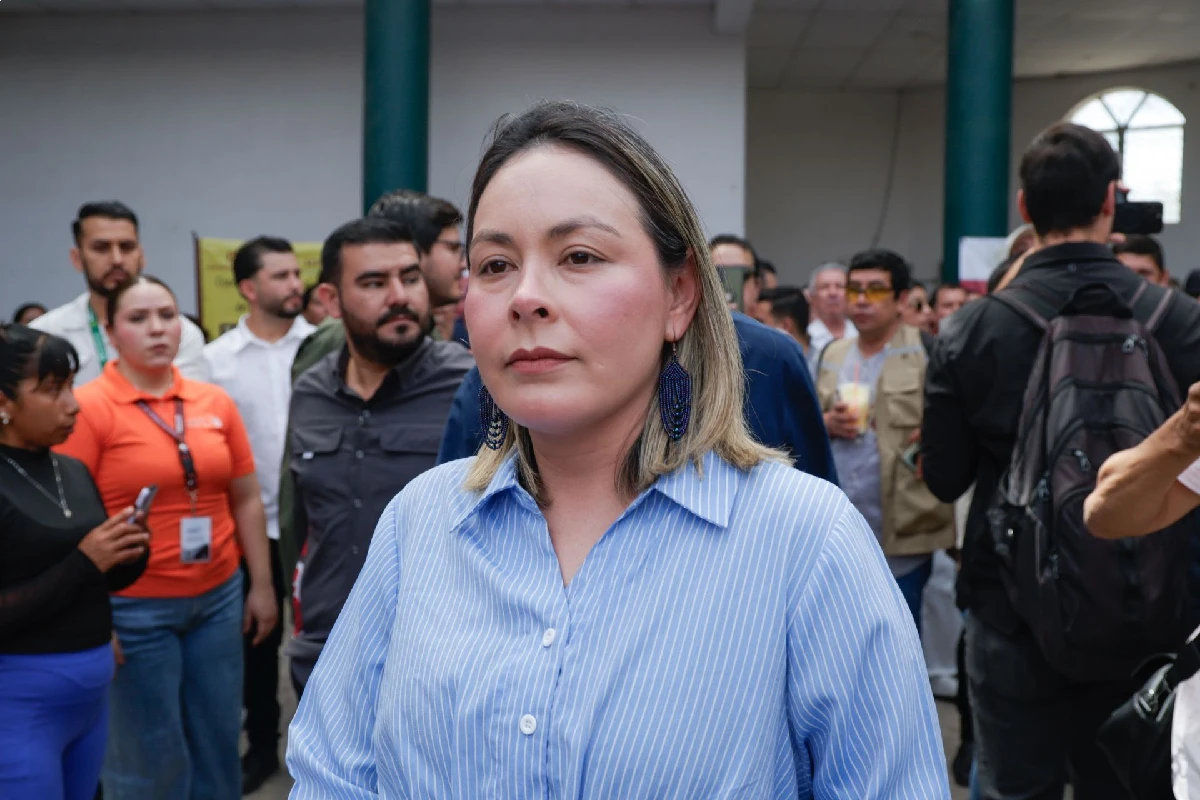 Gobernadora interina vistiendo una camisa azul 