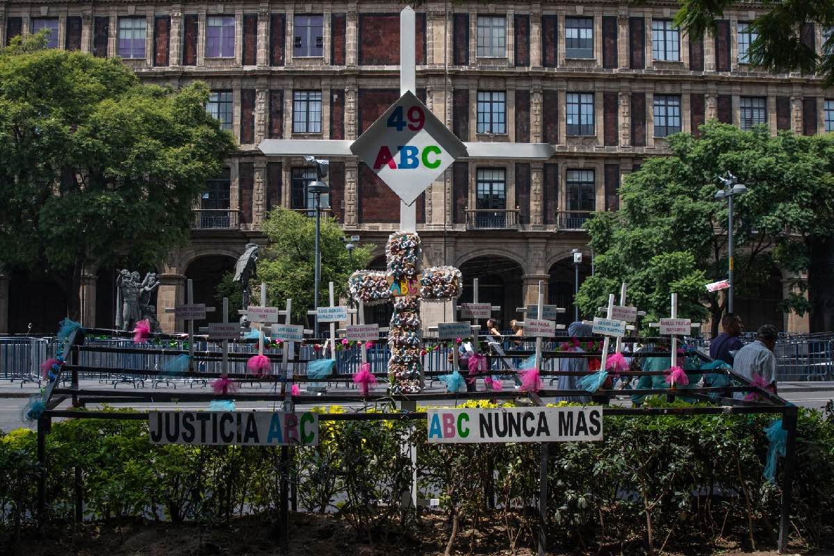 Memorial de los niños que murieron durante un incendio en la Guardería ABC, en Hermosillo, Sonora, frente al edificio de la SCJN