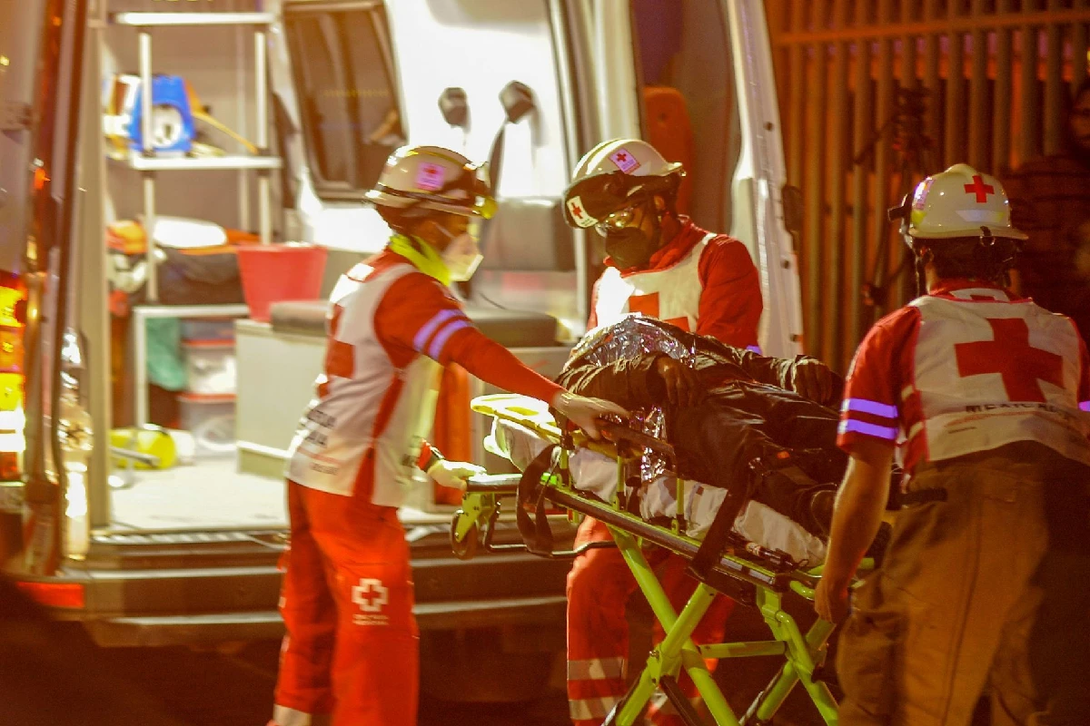 Persona siendo trasladada en una ambulancia luego del incendio en el INM
