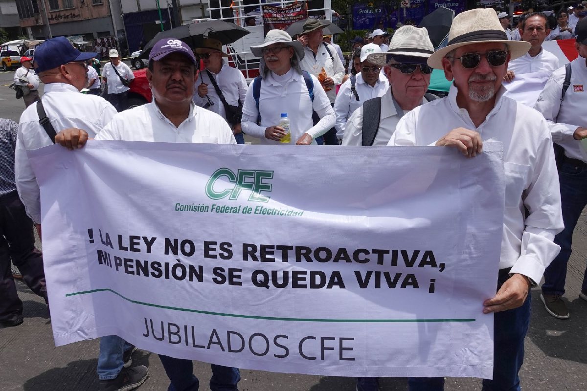 Integrantes de la Alianza Nacional de Jubilados marcharon hacia el Zócalo capitalino en mayo pasado para exigir la suspensión de la aplicación de la Ley 127