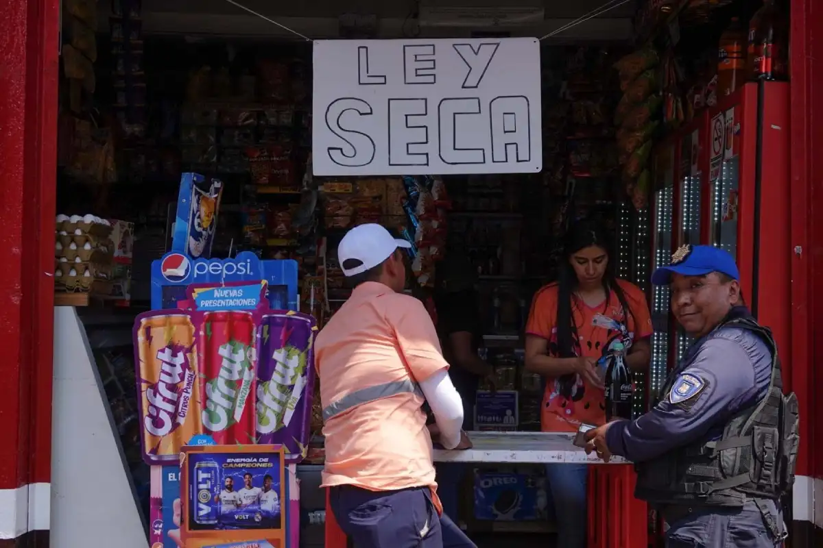 Cartel en tienda de abarrotes que indica que hay Ley Seca