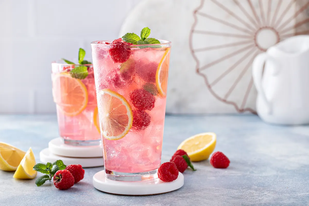 cóctel con vino rosado
