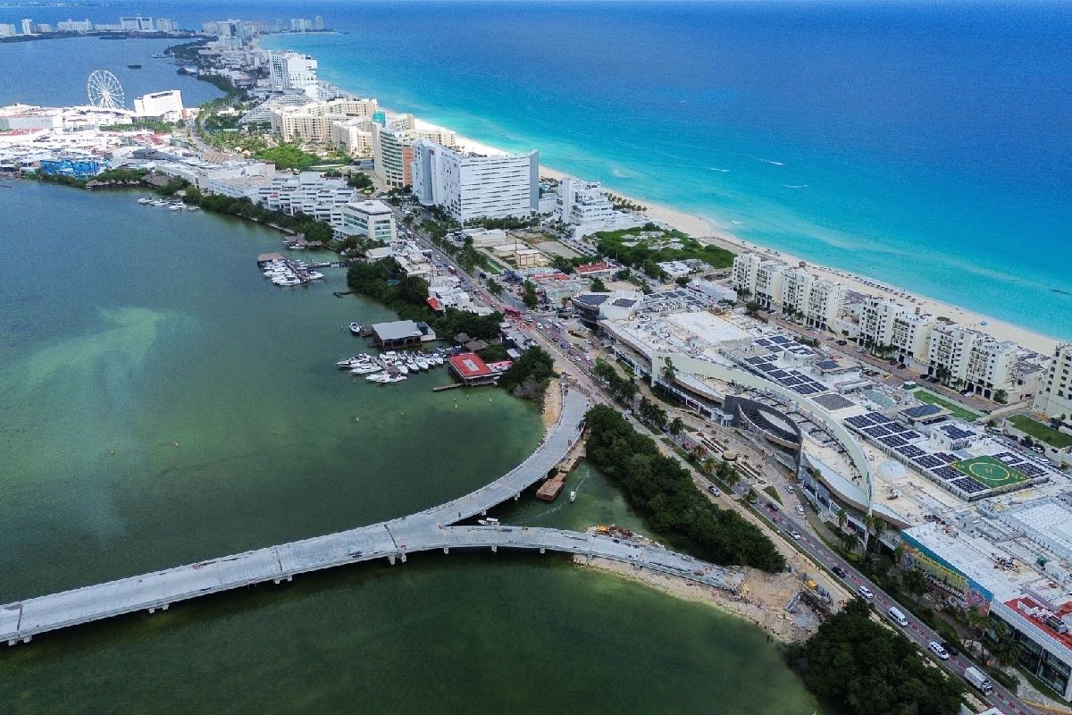 Puente vehicular Nichupte en Cancún, Quintana Roo, que cruza el Sistema Lagunar