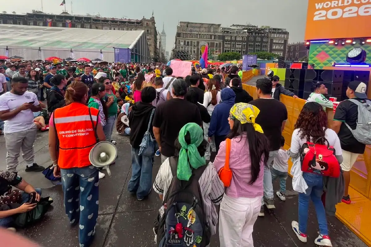 Marcha del Orgullo arriba al Zócalo junto a familias buscadoras entre consignas contra la FIFA