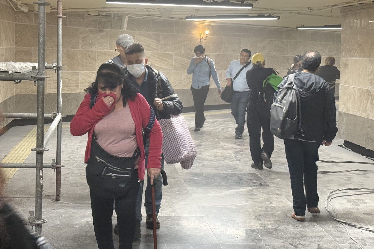 Usuarios del Metro se protegen como pueden del polvo que dejan las obras